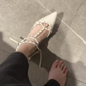 Ivory On-Foot Side View